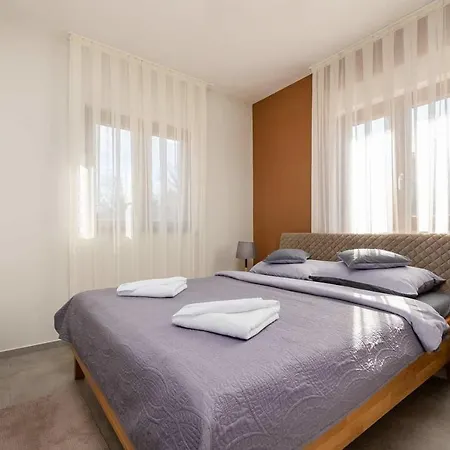 Ajlin Holiday home *
